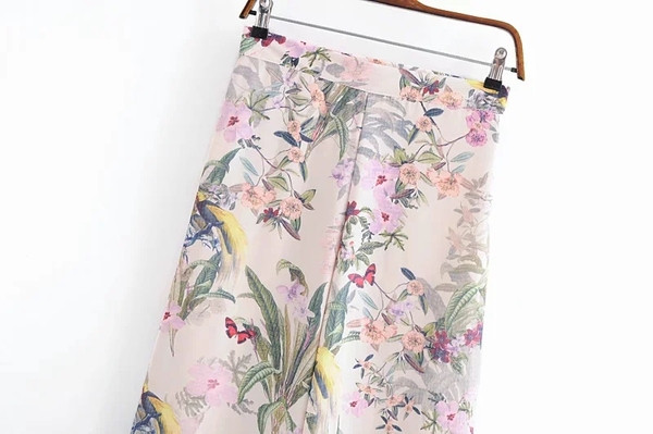 Lillemustri ja kõrge vöökohaga laiad naistepüksid