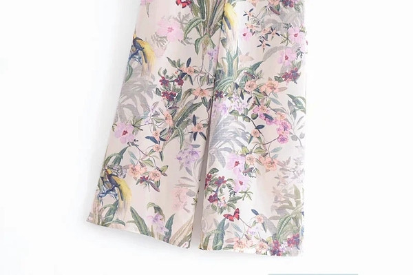 Lillemustri ja kõrge vöökohaga laiad naistepüksid