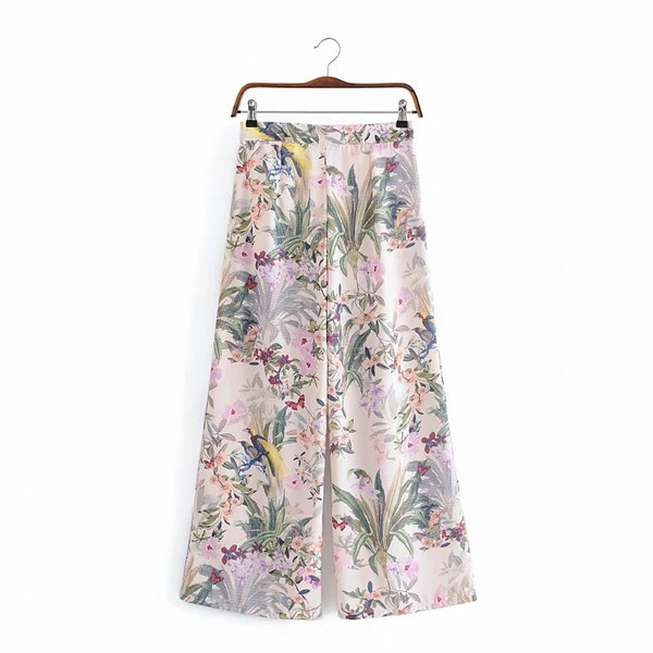 Lillemustri ja kõrge vöökohaga laiad naistepüksid