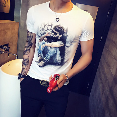 Värvilise trükiga ja lühikeste varrukatega suvine T-särk