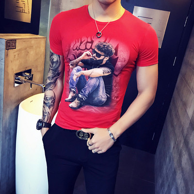 Värvilise trükiga ja lühikeste varrukatega suvine T-särk