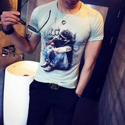 Värvilise trükiga ja lühikeste varrukatega suvine T-särk