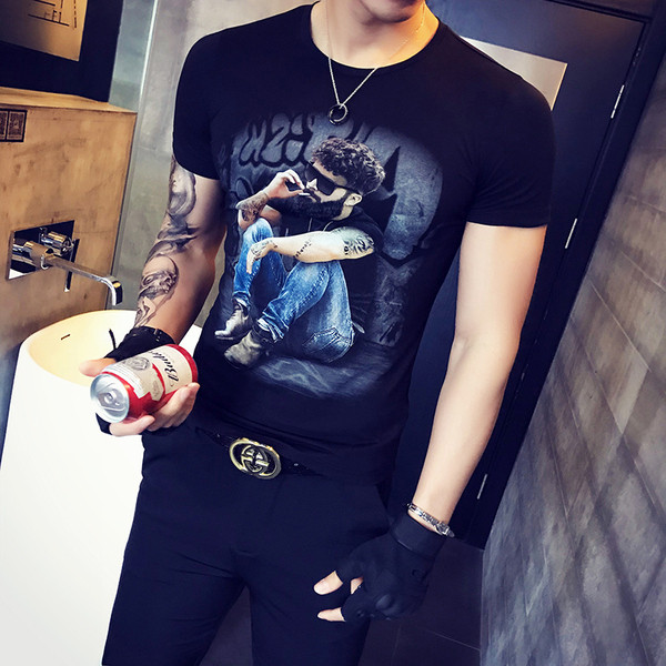 Värvilise trükiga ja lühikeste varrukatega suvine T-särk