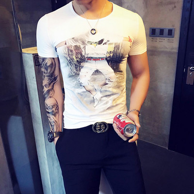 Ανδρικό μπλουζάκι με έγχρωμη εκτύπωση με κοντά μανίκια