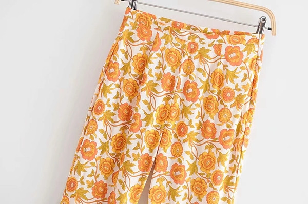 Női nadrág virágokkal és magas derékkal - egyenes modell