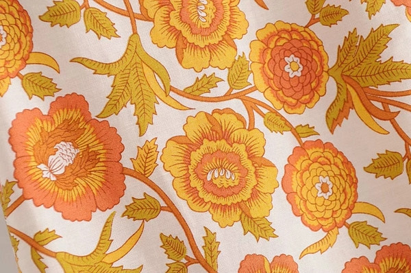 Női nadrág virágokkal és magas derékkal - egyenes modell