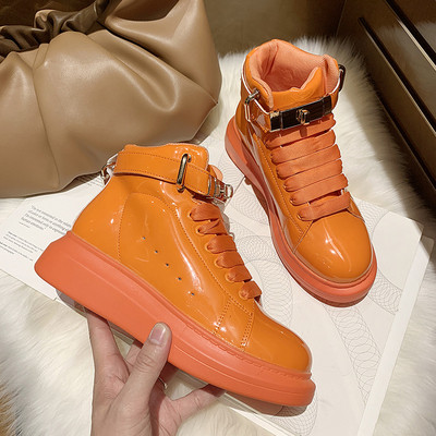 Νέο μοντέλο γυναικεία αθλητικά παπούτσια με μεταλλικό στοιχείο και ψηλή σόλα