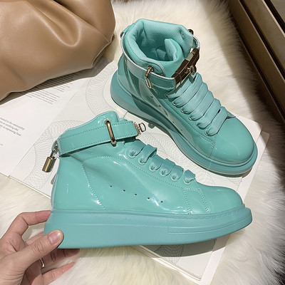 Νέο μοντέλο γυναικεία αθλητικά παπούτσια με μεταλλικό στοιχείο και ψηλή σόλα