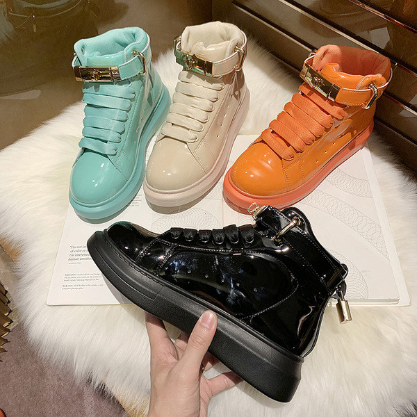 Νέο μοντέλο γυναικεία αθλητικά παπούτσια με μεταλλικό στοιχείο και ψηλή σόλα