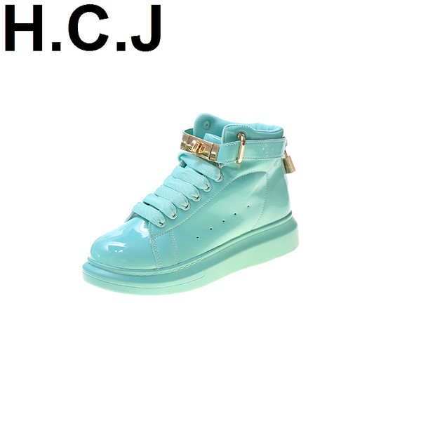 Νέο μοντέλο γυναικεία αθλητικά παπούτσια με μεταλλικό στοιχείο και ψηλή σόλα