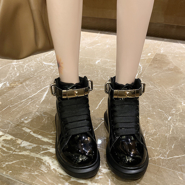 Νέο μοντέλο γυναικεία αθλητικά παπούτσια με μεταλλικό στοιχείο και ψηλή σόλα