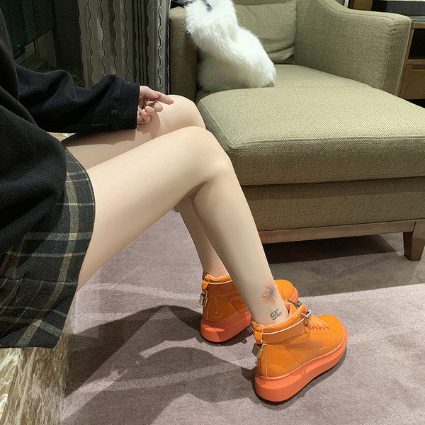 Νέο μοντέλο γυναικεία αθλητικά παπούτσια με μεταλλικό στοιχείο και ψηλή σόλα