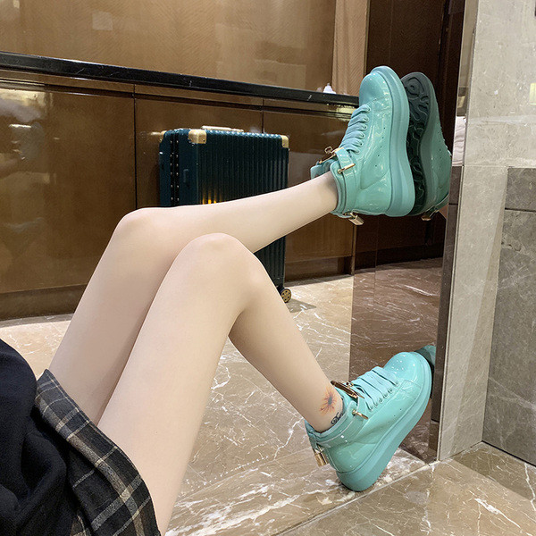 Νέο μοντέλο γυναικεία αθλητικά παπούτσια με μεταλλικό στοιχείο και ψηλή σόλα