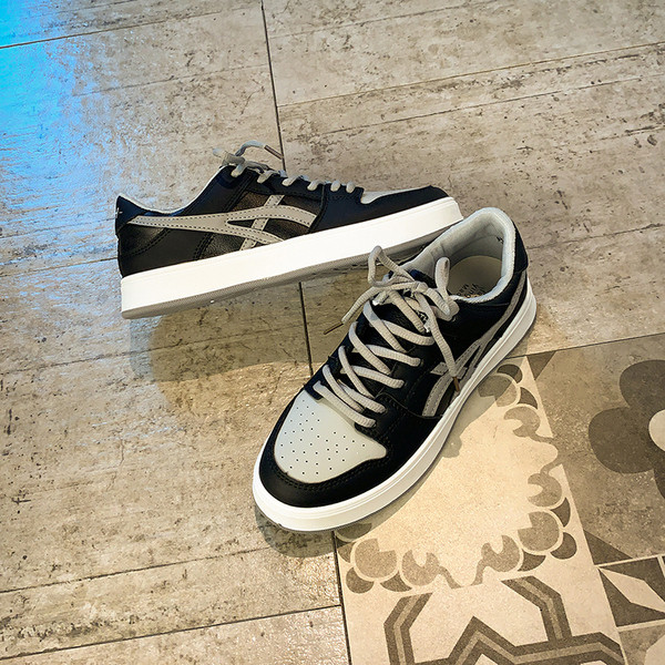 Γυναικεία casual αθλητικά παπούτσια με επίπεδη σόλα - δύο μοντέλα