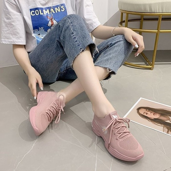 Női alkalmi tornacipő hímzéssel