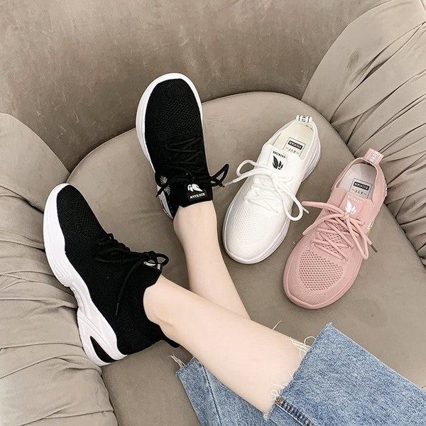 Női alkalmi tornacipő hímzéssel