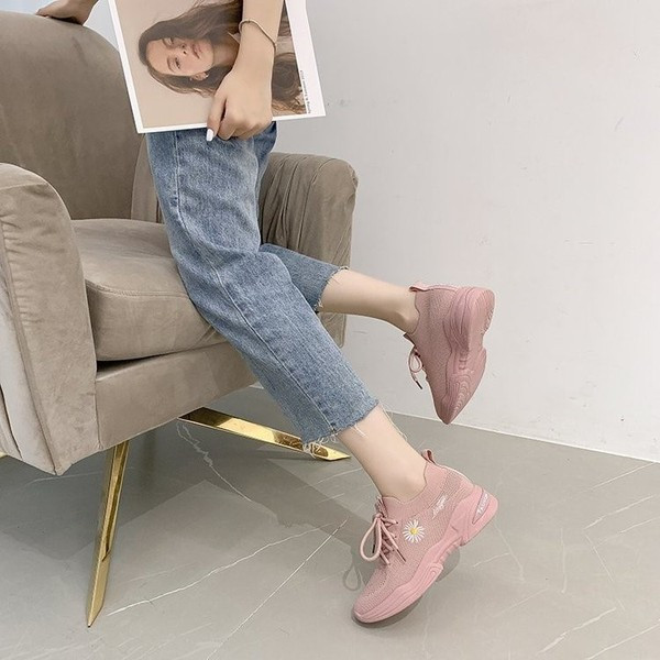 Női alkalmi tornacipő hímzéssel