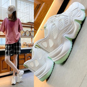 Γυναικεία αθλητικά παπούτσια με πλέγμα και χρωματιστή σόλα