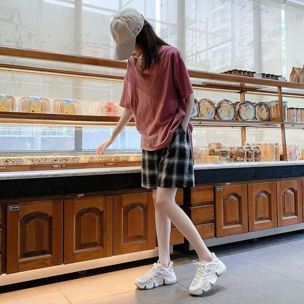 Γυναικεία αθλητικά παπούτσια με πλέγμα και χρωματιστή σόλα