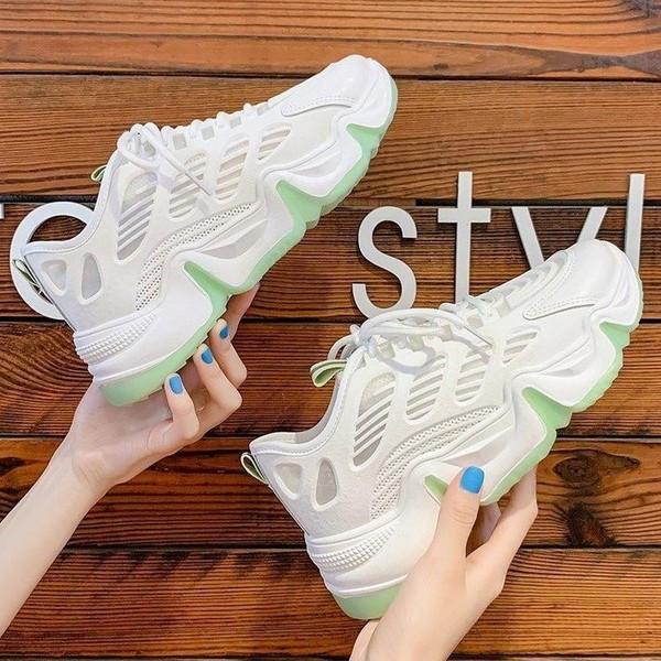 Γυναικεία αθλητικά παπούτσια με πλέγμα και χρωματιστή σόλα