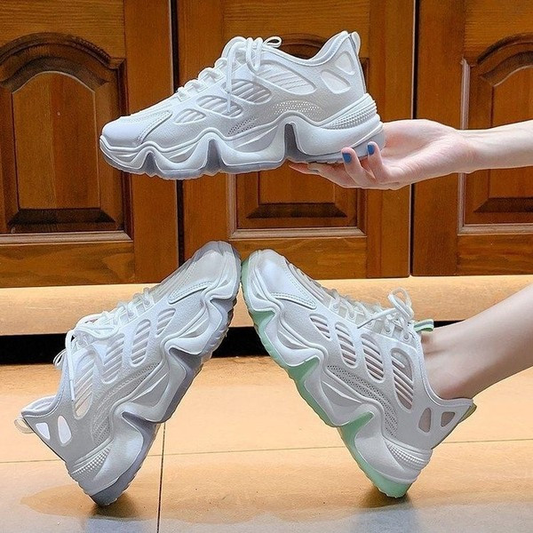 Γυναικεία αθλητικά παπούτσια με πλέγμα και χρωματιστή σόλα