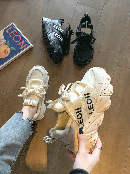 Νέο μοντέλο γυναικεία αθλητικά παπούτσια με τραχιά σόλα και επιγραφή