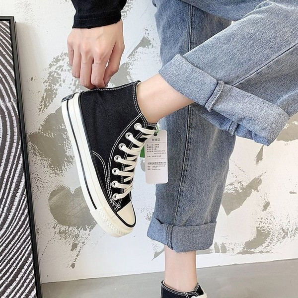 Γυναικεία ψηλά αθλητικά παπούτσιαμε επίπεδη σόλα