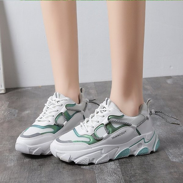 Σπορ αναπνεόμενα γυναικεία παπούτσια με τραχιά σόλα