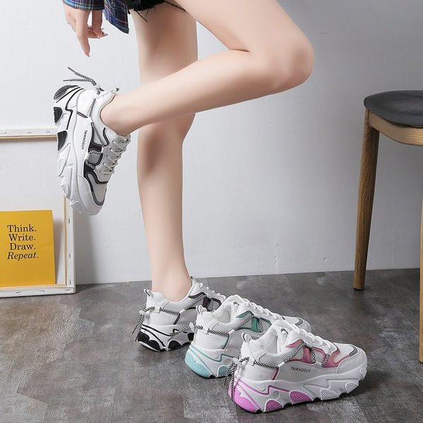 Σπορ αναπνεόμενα γυναικεία παπούτσια με τραχιά σόλα