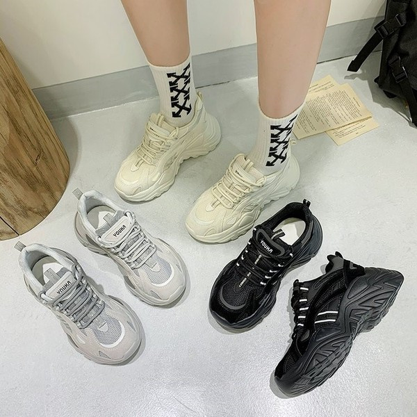 Γυναικεία μοντέρνα αθλητικά παπούτσια με υψηλή τραχιά σόλα