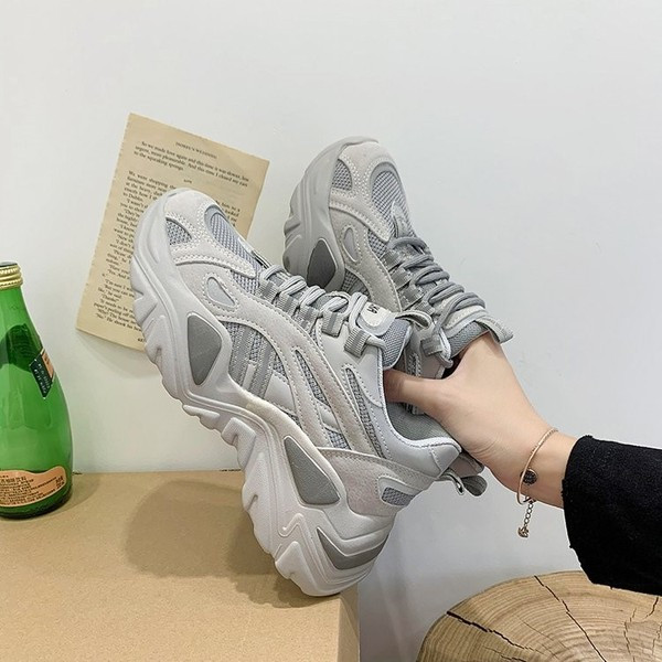 Γυναικεία μοντέρνα αθλητικά παπούτσια με υψηλή τραχιά σόλα