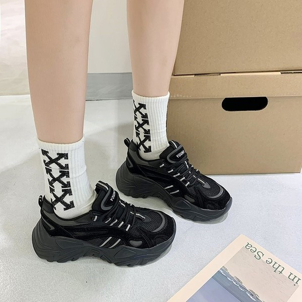 Γυναικεία μοντέρνα αθλητικά παπούτσια με υψηλή τραχιά σόλα