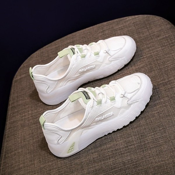 Γυναικεία αθλητικά παπούτσια με επίπεδη σόλα