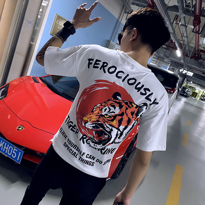 Φαρδύ μπλουζάκι με πολύχρωμο απλικέ στη πλάτη