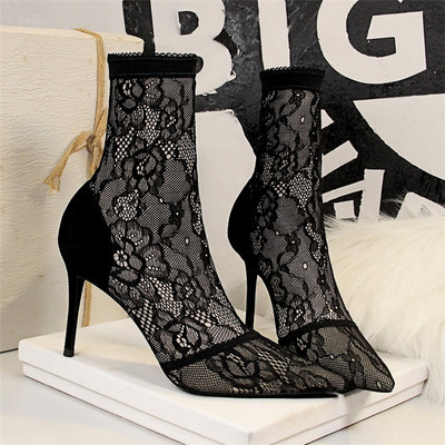 Női magas sarkú cipő új modellje - hegyes modell fekete színben