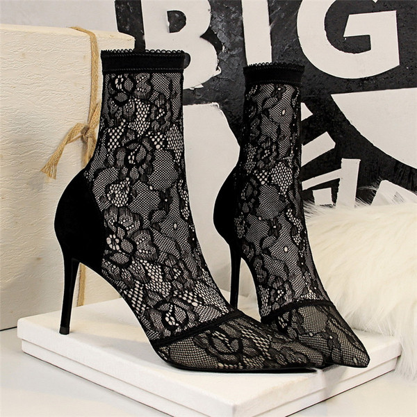 Női magas sarkú cipő új modellje - hegyes modell fekete színben