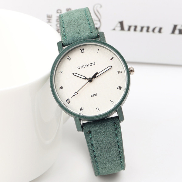 Öko velúrból készült, kerek formájú női karóra