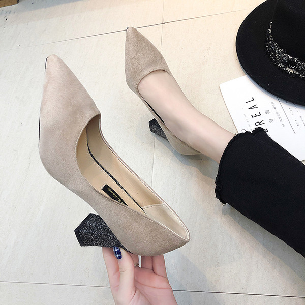 Stiilsed läikivate kontsadega naistekingad