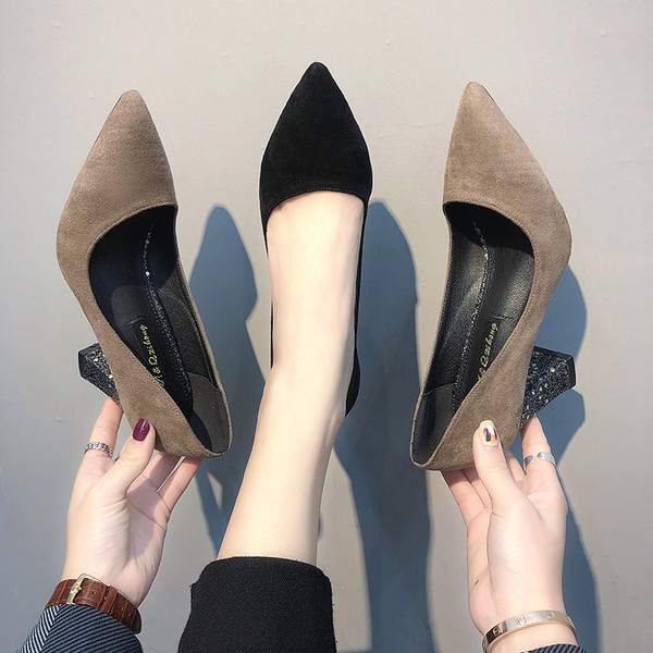 Stiilsed läikivate kontsadega naistekingad