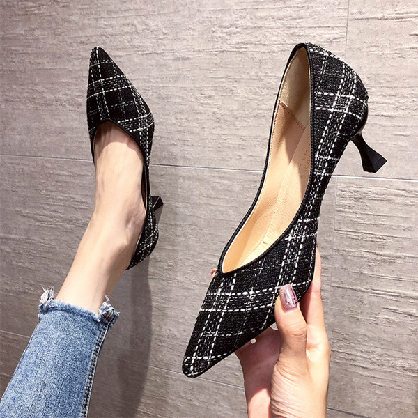 Γυναικεία παπούτσια καρό  μυτερό μοντέλο με λεπτό τακόυνι