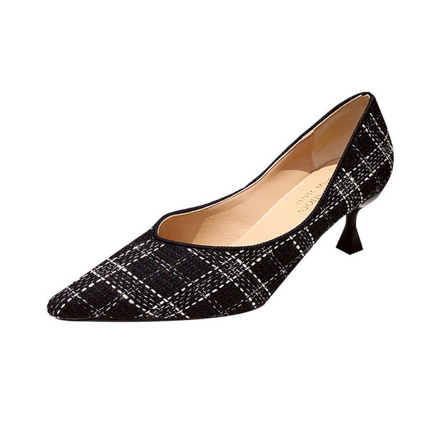 Γυναικεία παπούτσια καρό  μυτερό μοντέλο με λεπτό τακόυνι