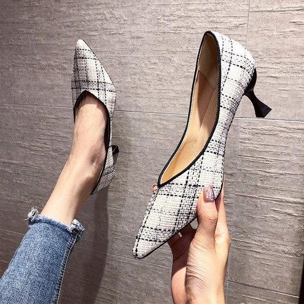 Γυναικεία παπούτσια καρό  μυτερό μοντέλο με λεπτό τακόυνι