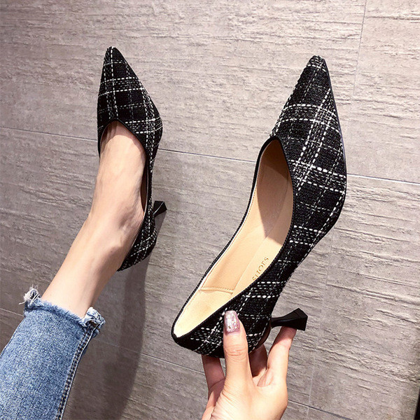 Γυναικεία παπούτσια καρό  μυτερό μοντέλο με λεπτό τακόυνι