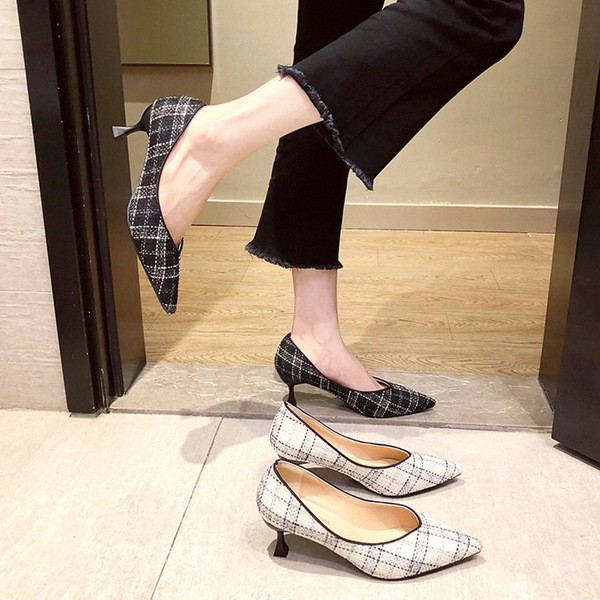 Γυναικεία παπούτσια καρό  μυτερό μοντέλο με λεπτό τακόυνι