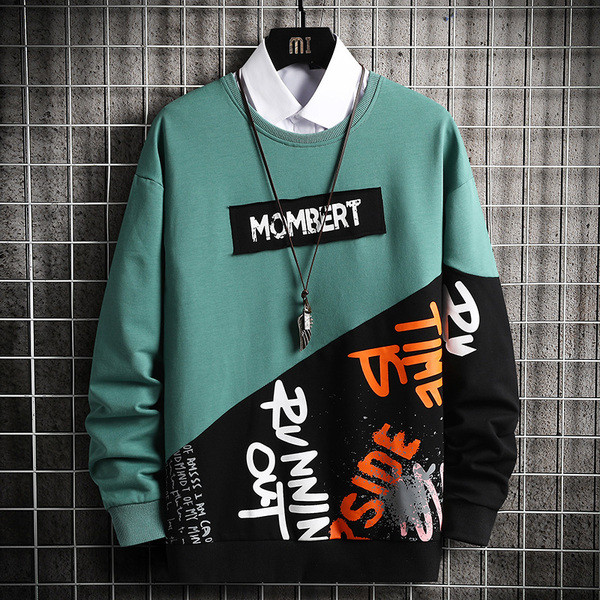 Széles férfi blúz ovális nyakkivágással és feliratokkal