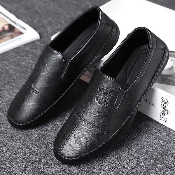 Öko bőrből készült férfi mokaszinok három színben, lapos talppal