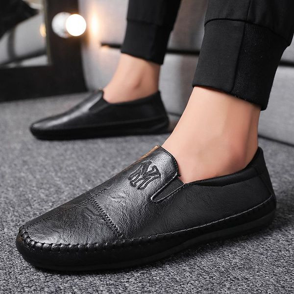 Öko bőrből készült férfi mokaszinok három színben, lapos talppal