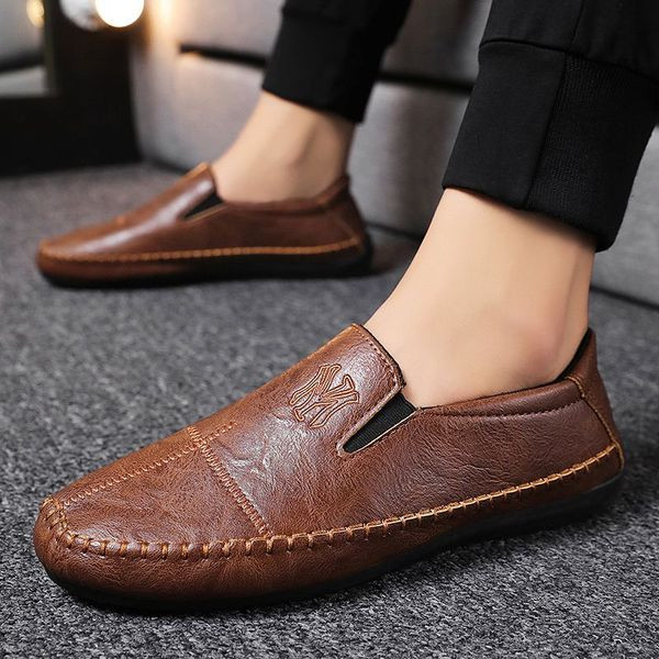 Öko bőrből készült férfi mokaszinok három színben, lapos talppal