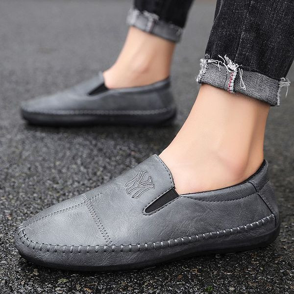 Öko bőrből készült férfi mokaszinok három színben, lapos talppal