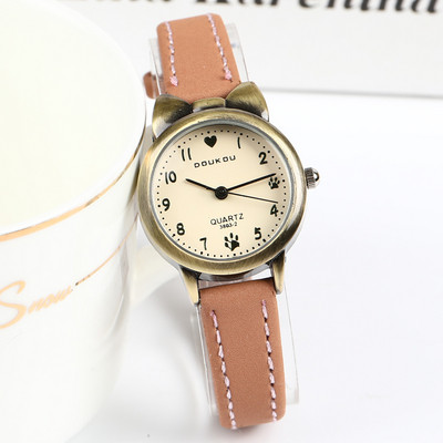 Γυναικείο ρολόι με μεταλλικό στοιχείο 3D και λεπτό λουράκι από οικολογικό σουέτ